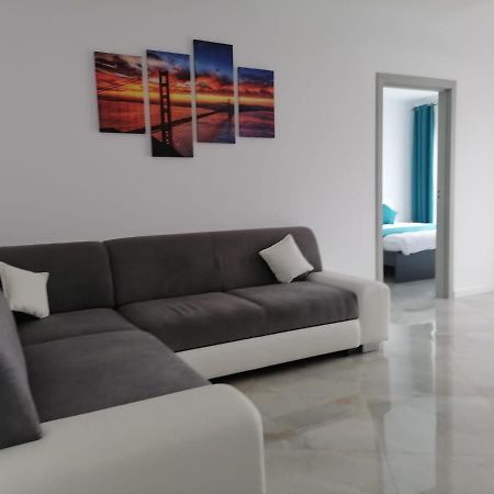 Aqua West Apartment Free Parking- Self Check-In Oradea Exterior foto