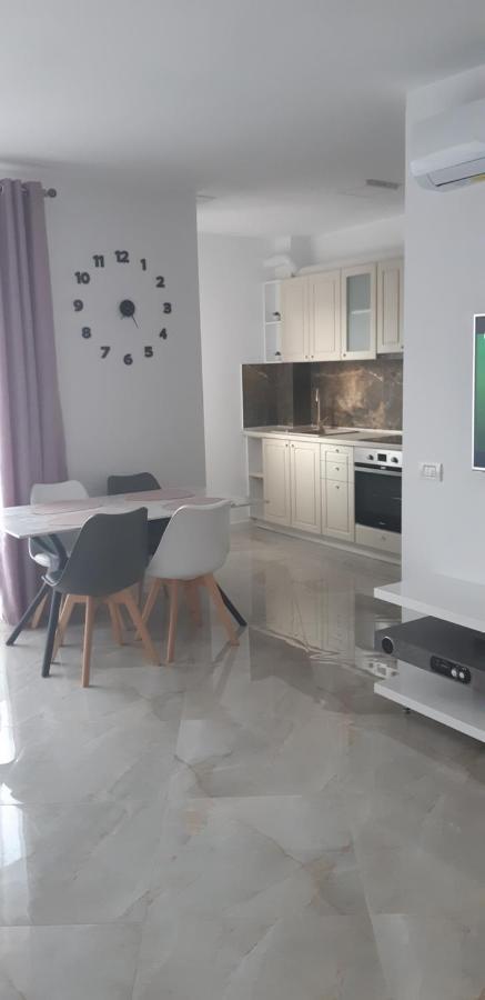 Aqua West Apartment Free Parking- Self Check-In Oradea Exterior foto